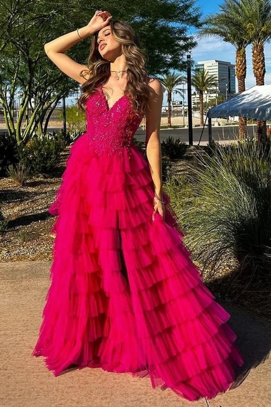 Vestido de fiesta con escote en V, apliques de encaje, volantes y capas con abertura